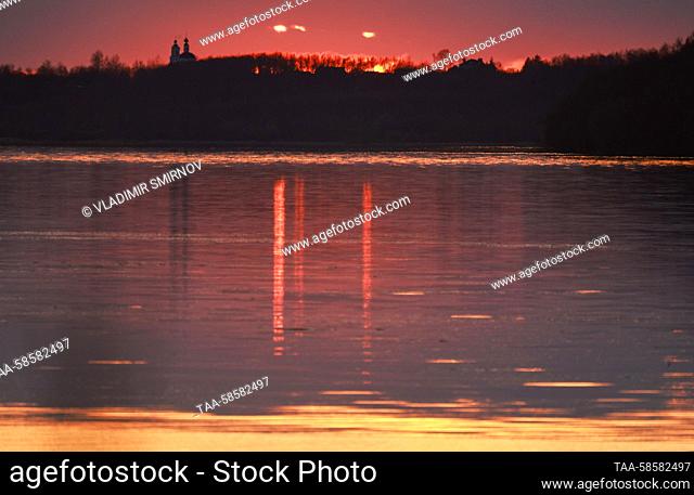 RUSSIA, IVANOVO REGION - APRIL 21, 2023: A view of the Volga River in the town of Plyos at dusk in spring. Vladimir Smirnov/TASS