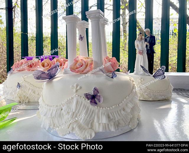23 March 2022, Great Britain, London: A wedding cake for the bride and groom stands on a table outside the prison. Wikileaks founder Assange and his fiancée...