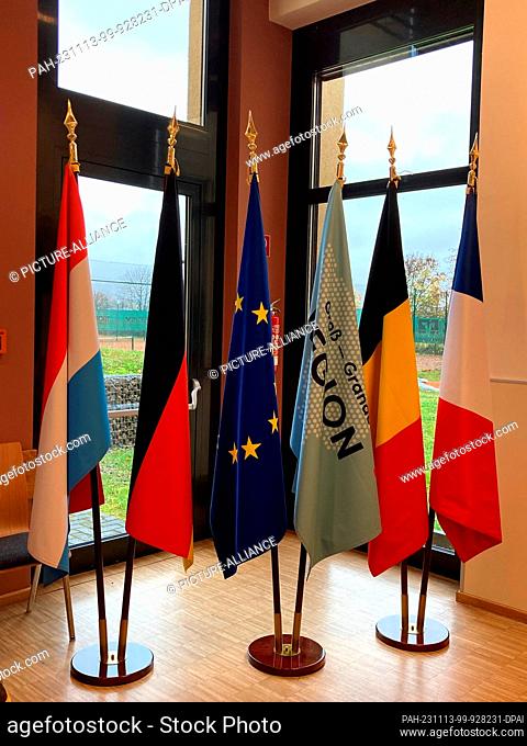 13 November 2023, Rhineland-Palatinate, Tawern: Flags of the various partners from Germany, Luxembourg, France and Belgium stand side by side at the interim...
