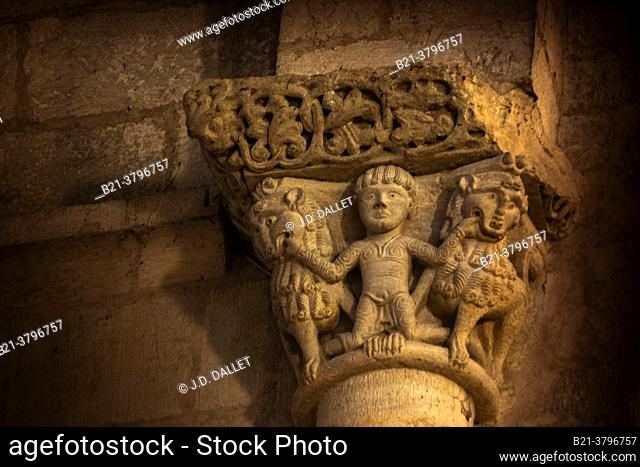 France, Nouvelle Aquitaine, Gironde, Capitel representin Daniel and the Lions, (XIIc.) at the church of the Abbey of Saint Ferme, XII, XIVc