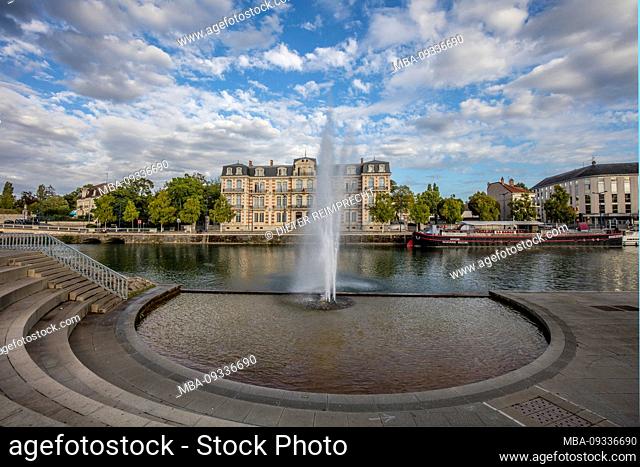 Verdun, old town, Meuse, Maas, riverside, water fountain