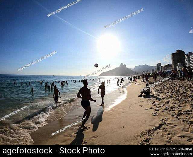 17 January 2023, Brazil, Rio de Janeiro: People play with a ball on Copacabana beach in high temperatures. On Sunday, the so-called felt temperature in the...