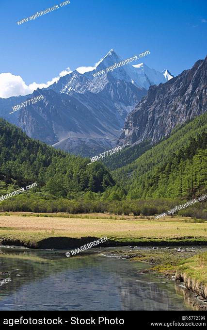 Sacred Mount Jampelyang, 5958 m, Luorong Grassland, Luorong Pasture, Yading National Park, Daocheng County, Sichuan, Eastern Tibet, Tibet, China, Asia