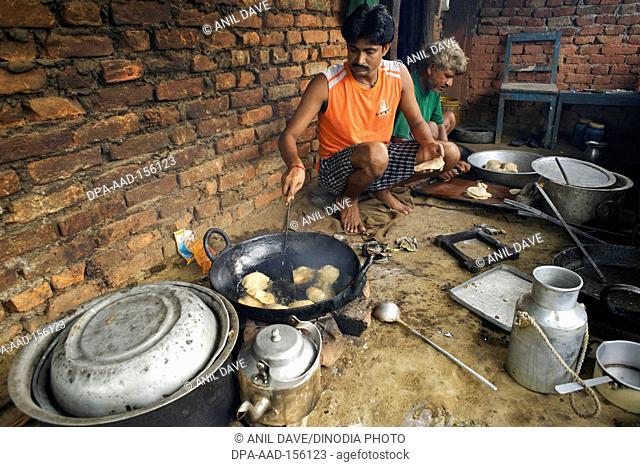 Man frying puries in wayside Dhaba ; way to Ramagrama ; Lumbini ; Nepal