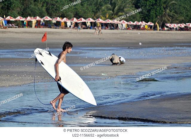 Kuta Beach (Bali, Indonesia): surfer at the beach