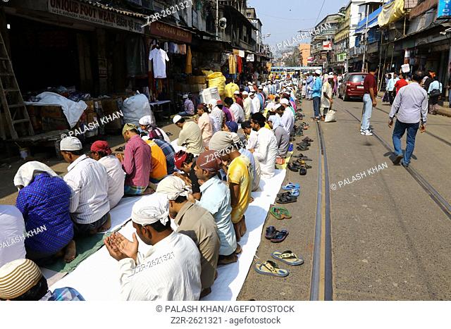 India, 19 February 2016. Indian Muslims offer Friday pray at the roadside in Kolkata