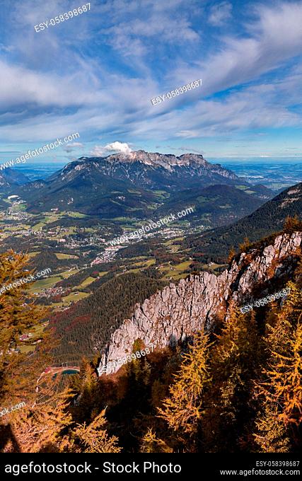 Blick vom Jenner auf den Berchtesgaden und den Untersberg im Berchtesgadener Land, Bayern, Deutschland. View on Berchtesgaden and Untersberg from the summit of...
