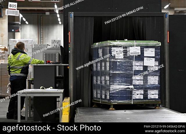 PRODUCTION - 07 December 2023, Hesse, Frankfurt/Main: A pallet enters an X-ray scanner for pallet and freight inspection in DB Schenker's air freight hall in...