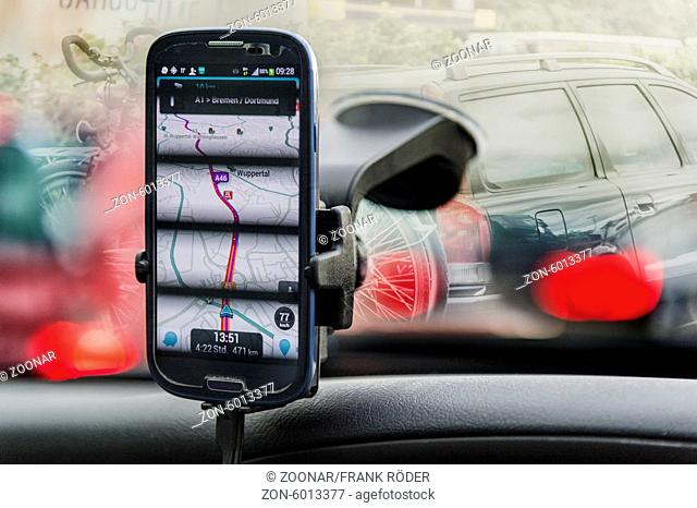 Smartphone with Navigation - App on the windscreen