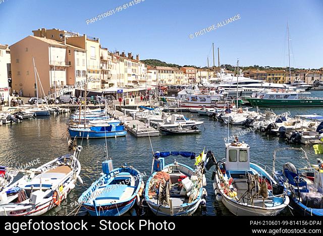 PRODUCTION - 25 May 2021, France, Saint-Tropez: Numerous boats are moored in the harbour ""Port de Saint Tropez"". Photo: Sebastian Sinterhauf/dpa