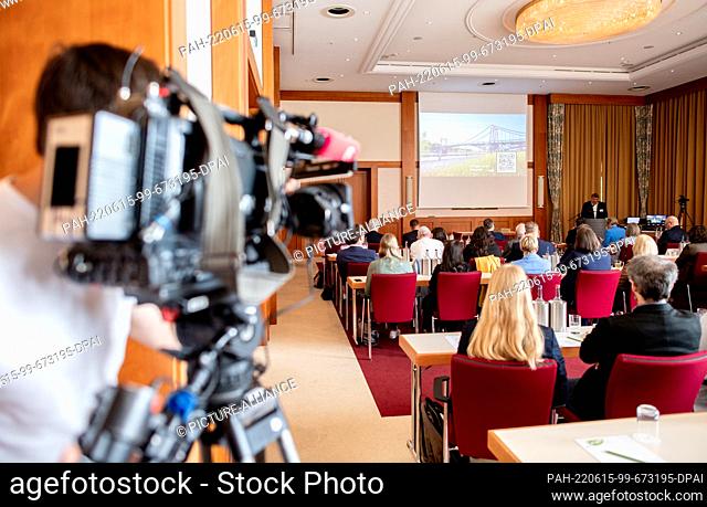 15 June 2022, Lower Saxony, Wilhelmshaven: Numerous representatives of municipalities and tourism industry providers are seated at the Atlantic Hotel at the...