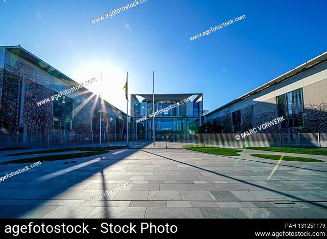 23.03.2020, long shadows in front of the Federal Chancellery in Berlin, photographed in March 2020 on a spring after-dinner day in the low-lying sun in opposite...
