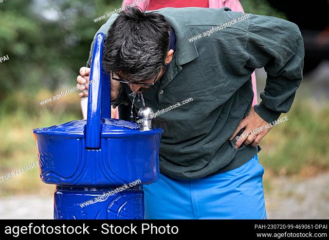 20 July 2023, Berlin: Emra Celik drinks from the new fountain. The 222nd drinking fountain was inaugurated in Lietzensee Park