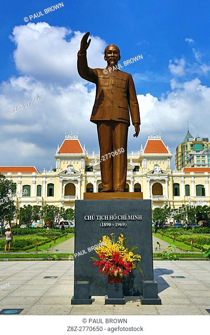 Statue of Ho Chi Minh in front of the Saigon PeopleÕs Committee Building, Ho Chi Minh City (Saigon), Vietnam.