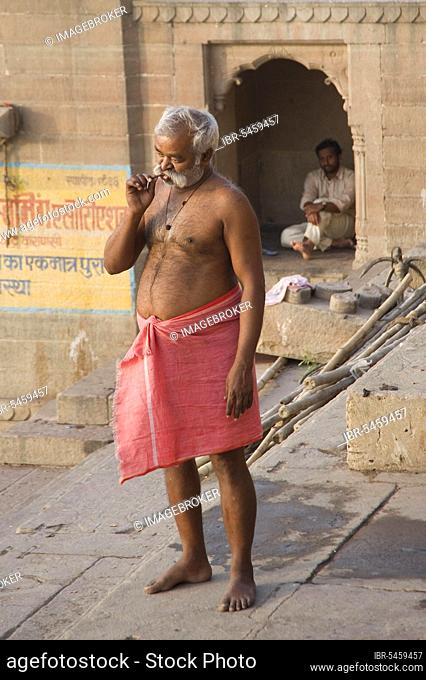 Indian brushing his teeth, at a ghat, Varanasi, Benares, Uttar Pradesh, India, Asia