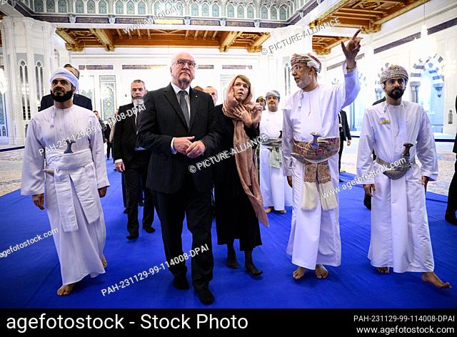 29 November 2023, Oman, Maskat: Federal President Frank-Walter Steinmeier and his wife Elke Büdenbender (both M) are given a tour of the Sultan Qabus Grand...