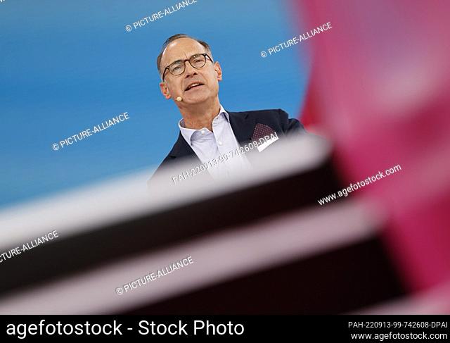 13 September 2022, North Rhine-Westphalia, Cologne: Oliver Bäte, CEO Allianz SE , speaks on stage at Deutsche Telekom's Digital X conference in Cologne