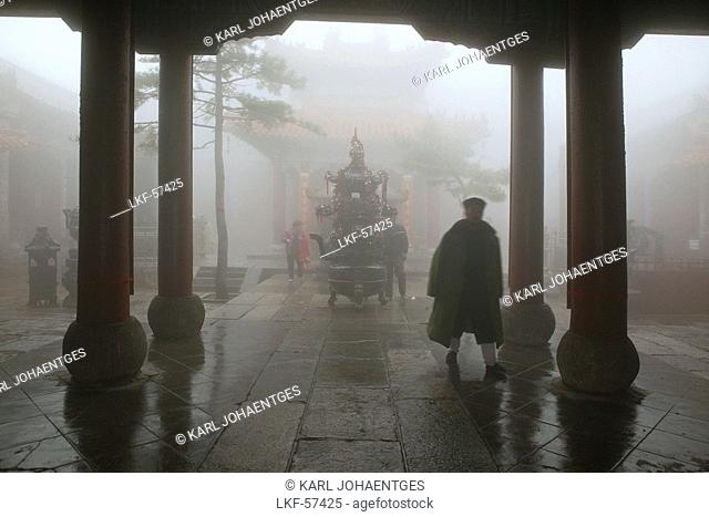 Taoist monk, Azure Cloud Temple, Tai Shan, Shandong province, Taishan, Mount Tai, World Heritage, UNESCO, China, Asia