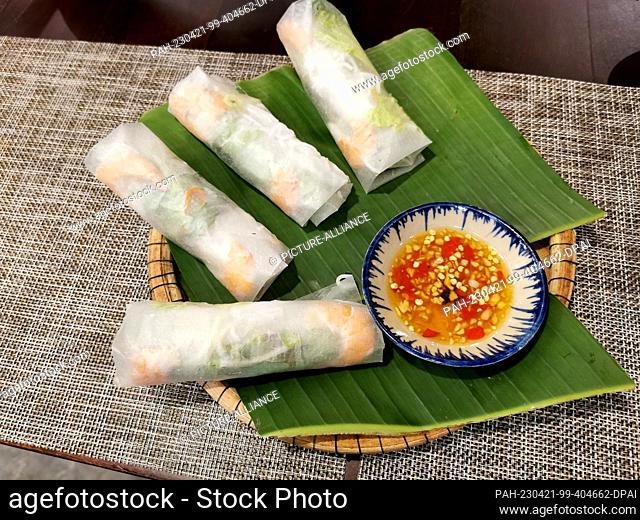 02 March 2023, Vietnam, Hue: Summer rolls (Vietnamese goi cuon) lie on a banana leaf. Summer roll is an appetizer of Vietnamese cuisine