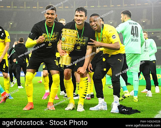 left to right Ansgar Knauff, Mats Hummels, Youssoufa Moukoko with goblet, cup, trophy, award ceremony. jubilation, joy, enthusiasm