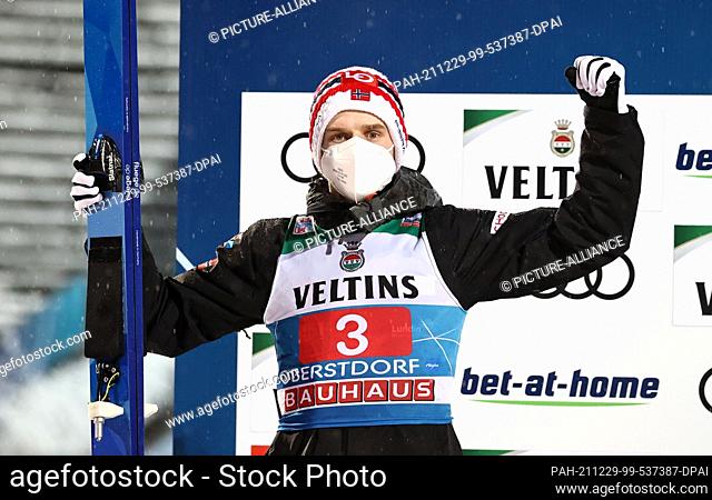 29 December 2021, Bavaria, Oberstdorf: Nordic skiing/ski jumping: World Cup, Four Hills Tournament. Halvor Egner Granerud from Norway cheers at the award...