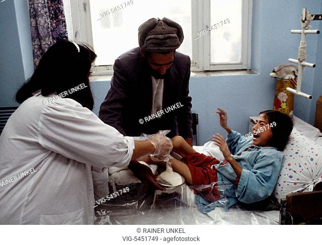 AFGHANISTAN, KABUL, 05.01.1995, AFG, Afghanistan : A girl is being treated in Karte-Se hospital in Kabul , January 1995 - Kabul, Kabul, Afghanistan, 05/01/1995