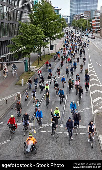 19 June 2022, Hamburg: Participants of the traditional bicycle star ride on the occasion of the nationwide day of action ""Mobil-ohne-Auto"" cycle on...