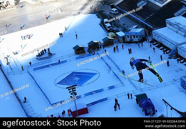 31 December 2021, Bavaria, Garmisch-Partenkirchen: Nordic skiing/ski jumping: World Cup, Four Hills Tournament, large hill, men, training