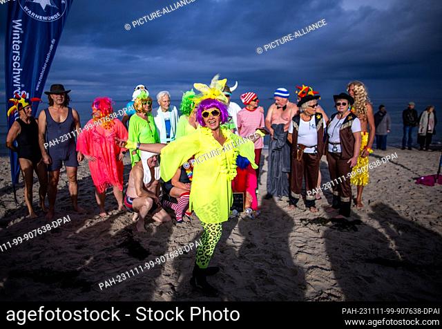 11 November 2023, Mecklenburg-Western Pomerania, Rostock: Before the traditional swim in the Baltic Sea, members of the Rostock Seal Ice Bathing Club warm up on...