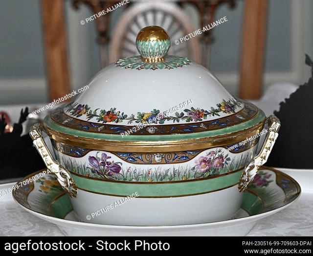 16 May 2023, Brandenburg, Potsdam: The Marble Palace exhibits the dinner service of Prussian King Frederick William II (1744-1797)