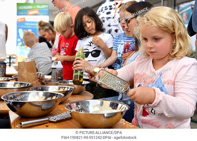 21 August 2019, Thuringia, Erfurt: Children from the ""Fuchs und Elster"" kindergarten produce fruity orange soap at an event as part of the ""Plastikfreier...