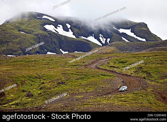 Kleines Auto auf einer Schotterstrasse durch die Landschaft, Snæfellsnes, Westisland, Island, Europa
