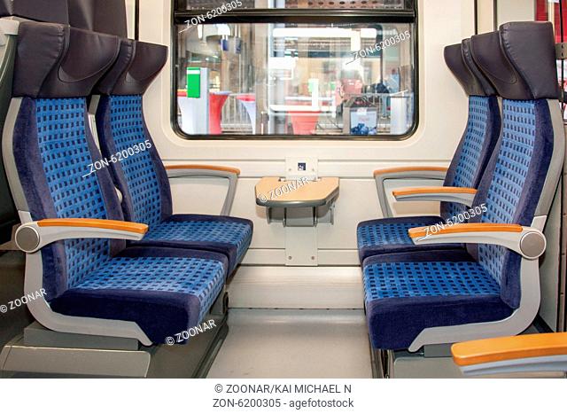 Kiel-Sitze vom Typ 'Match' praegen nun das Bild des modernisierten 425er in Sachsen-Anhalt. Fast alle Sitzplaetze verfuegen ueber Tische