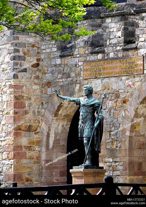Statue Antonius Pius, Saalburg Roman fort near Bad Homburg, main portal, Roman Limes, UNESCO World Heritage Site, Taunus, Hesse, Germany