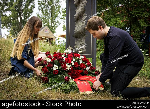 Kevin Kuehnert, general secretary of the SPD, lays a wreath for the SPD party executive at the Falken Neukoelln on the occasion of the commemoration of the...