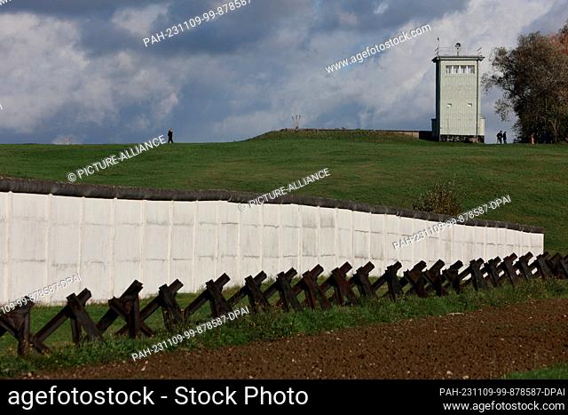 PRODUCTION - 08 November 2023, Saxony-Anhalt, Hötensleben: At the border memorial in Hötensleben there is a section of the former inner-German border with a...