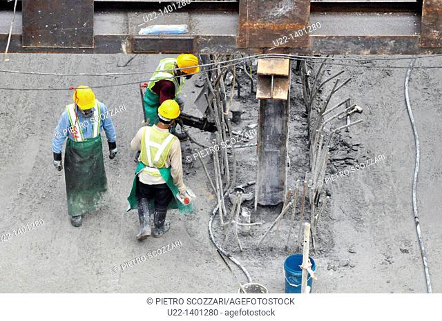 Hong Kong: men at work for the construction of the new pier on Victoria Harbour, in Central