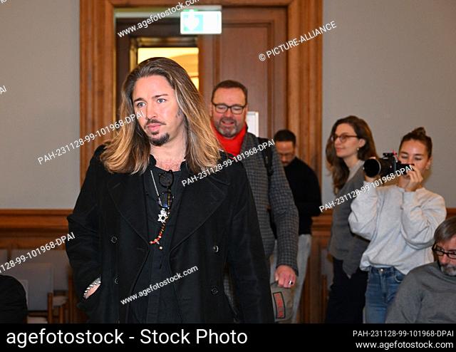 28 November 2023, Saxony, Leipzig: German rock musician Gil Ofarim (l) enters the courtroom of the district court in Leipzig with one of his lawyers