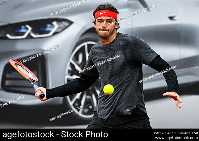 17 April 2023, Bavaria, Munich: Tennis, ATP Tour - Munich, Men's Singles. Taylor Fritz (USA) practices on a court. Photo: Sven Hoppe/dpa