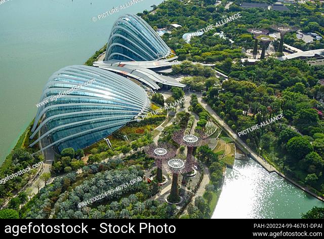 30 November 2019, Singapore, Singapur: View from Marina Bay Sands Hotel to the Garden by the Bay. Photo: Patrick Pleul/dpa-Zentralbild/ZB