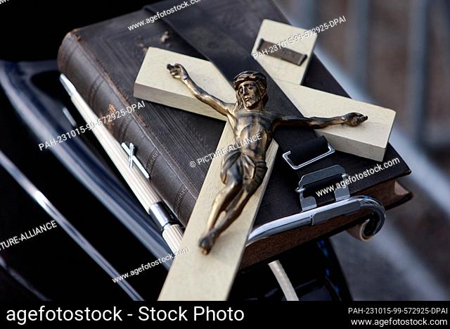 15 October 2023, Saxony-Anhalt, Oschersleben: A Jesus cross and the ""Holy Scriptures"" lie on the luggage rack of a moped for the biker service