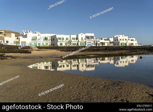 Strand beim Fischerdorf Orzola, Insel Lanzarote, Kanarische Inseln, Spanien | Fishing village Orzola beach, Lanzarote, Canary Islands, Spain