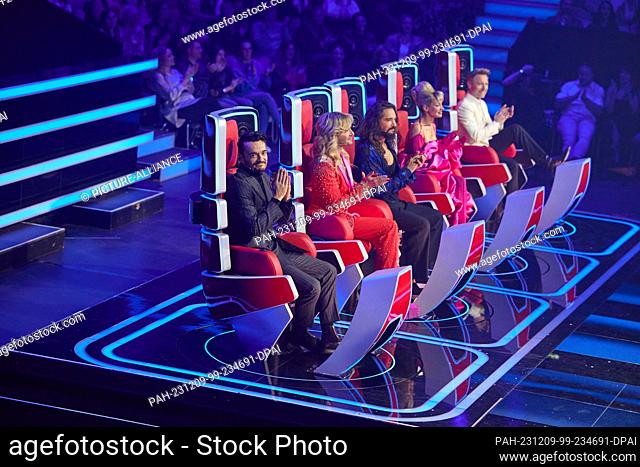 08 December 2023, Berlin: Coaches Giovanni Zarrella (l-r), Bill and Tom Kaulitz, Shirin David and Ronan Keating sit on their chairs in the final of the Sat