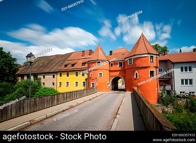 Biertor in Cham in der Oberpfalz, Bayern an einem sonnigen Tag im Sommer mit Wolken am blauen Himmel