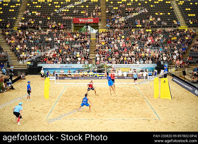 20 August 2023, Hamburg: Volleyball/Beach: Beach Pro Tour, Semifinals, Norway - Italy. Italy's Paolo Nicolai and Samuele Cottafava (front) play against Norway's...