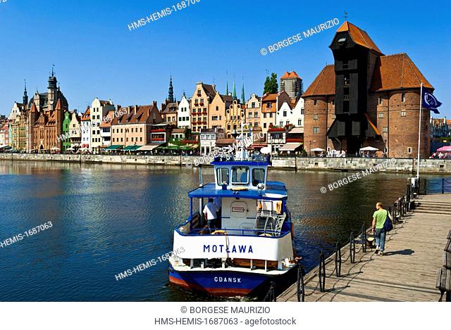 Poland, Eastern Pomerania, Gdansk, the historic Quayside (Dlugie Pobrzeze) of the old harbour and the medieval wooden port crane Crane (Zuraw) on Motlawa river