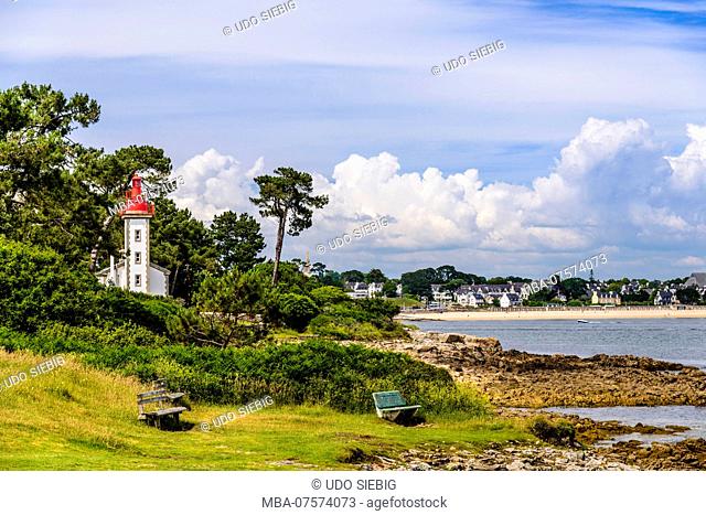 France, Brittany, FinistÃ¨re Department, Sainte-Marine, Pointe de Combrit, lighthouse, BÃ©nodet in the background