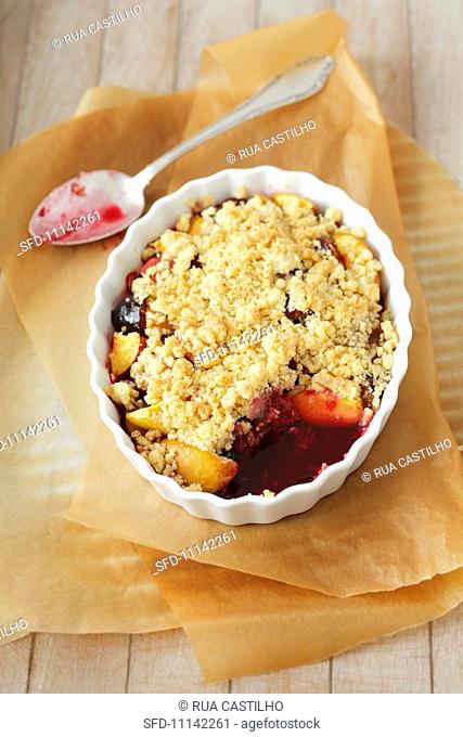 Peach and blueberry crumble