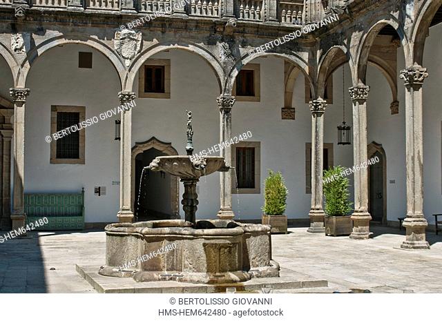 Spain, Galicia, Santiago de Compostella, listed as World Heritage by UNESCO, Hostal dos Reyes Catolicos, 16th century courtyard with fountain, Renaissance