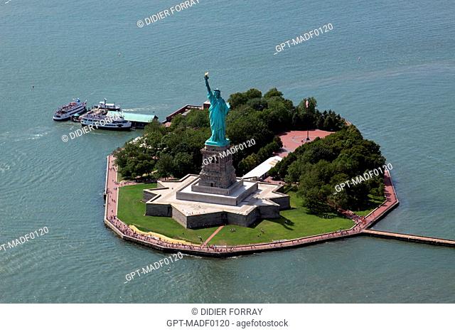 THE STATUE OF LIBERTY AND LIBERTY ISLAND SEEN FROM A HELICOPTER, PORT OF NEW YORK CITY, NEW YORK STATE, UNITED STATES